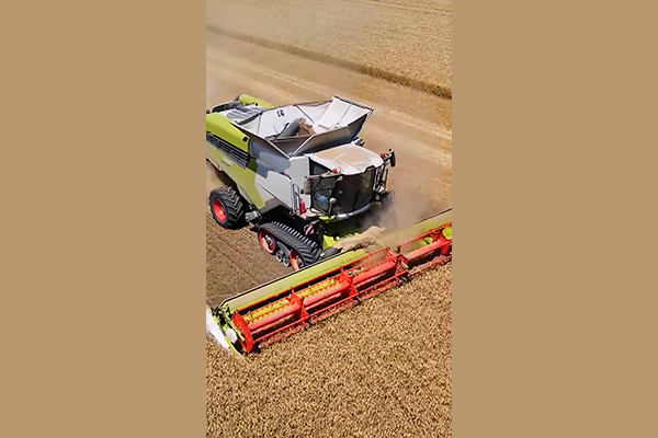 Agricultural equipment with hydraulic systems for various functions